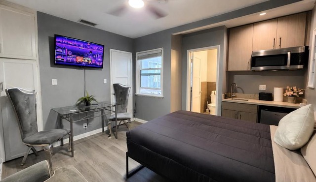 Cozy Hollywood Studio with Kitchenette near Hollywood Sign and Walk of Fame