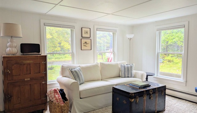 Cozy Owls Head Cottage - walk to the harbor and general store!