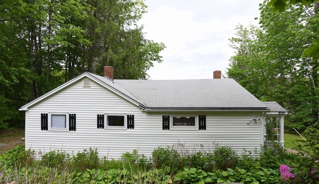 Cozy, pet-friendly 2 bedroom home on Raymond Pond with guest apartment!