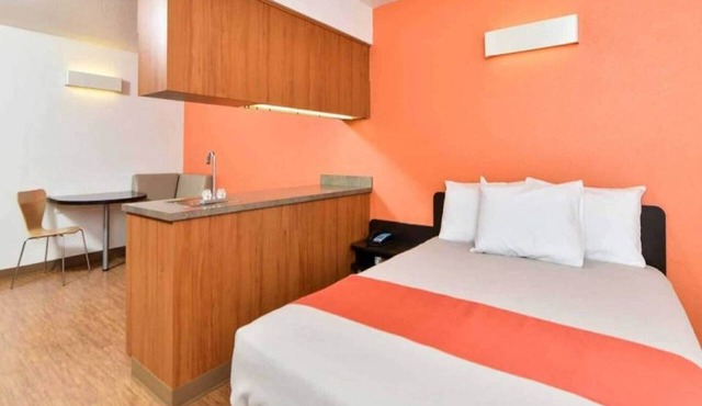 Cozy Queen Bed Room|Pool|Free WiFi