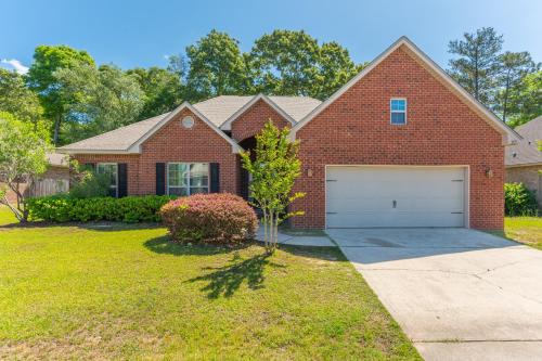 Cozy Retreat with Patio, Big Kitchen and Fishing Nearby