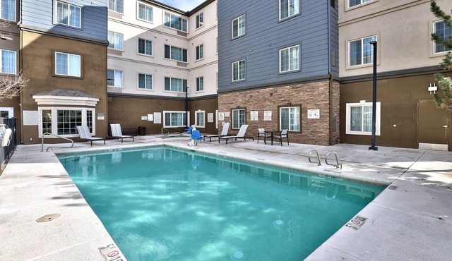Cozy Studio w/Free Breakfast, Pool & BBQ Area