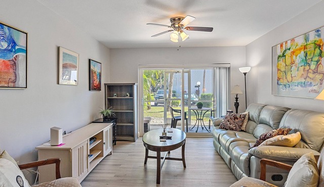 Cozy Updated 2/2, Central Sarasota Area, Nice Amenities