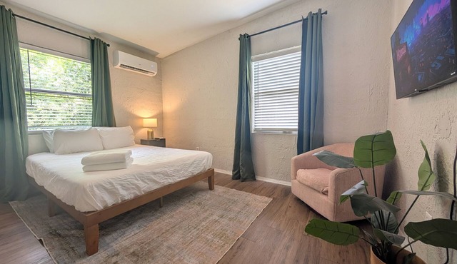 Cute 2BR Northside Retreat | Near Airport