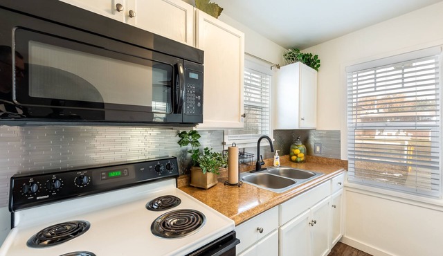 Darling Downtown Everett+Wifi+Long term Stay+Dog Friendly