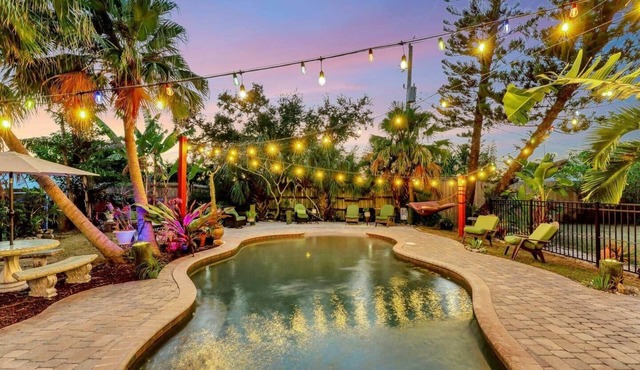 Daze Inn Between: lagoon pool mins to beaches