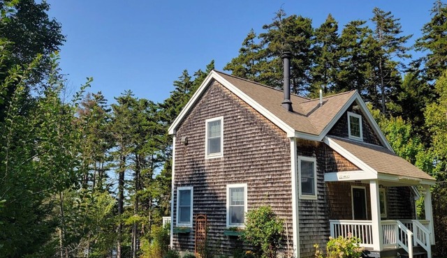 Delightful, Secluded Seaside Cottage at Martin Point