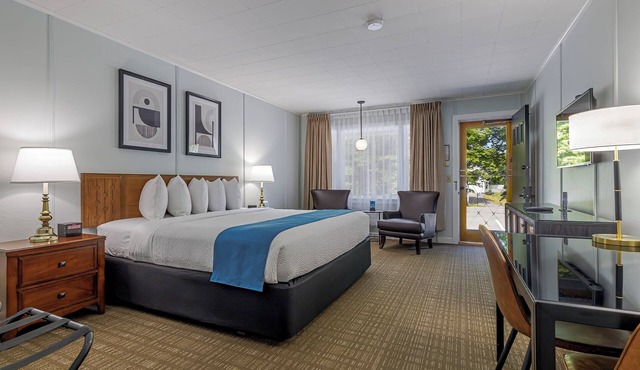 Deluxe King Room w/Breakfast Included