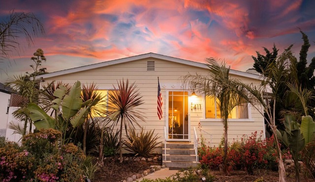 Designer Bird Rock bungalow, Walk to the beach, local coffee, and La Jolla’s best hidden gems.