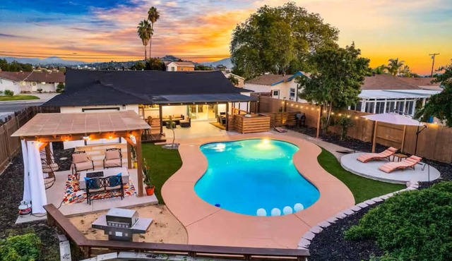 Designer Escape with Pool, Firepit, Game Room, BBQ
