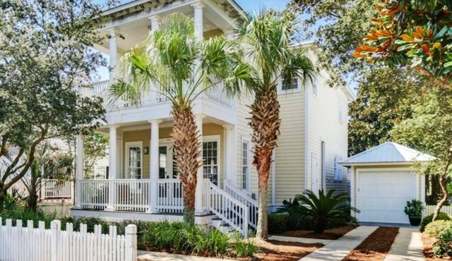 Destin Beach Vibes, sleeps 13, 2min walk to private beach, heated community pool