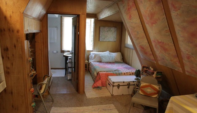 Detached Topanga cabin, perfect for couple or single, 15 min to Topanga Beach.