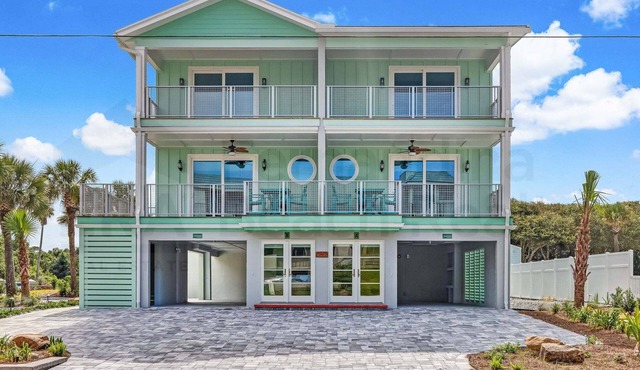 Dog Friendly! 7 bedrooms 7 full bathrooms and 2 half baths plus 3 kitchens! Sleeps 21 people!