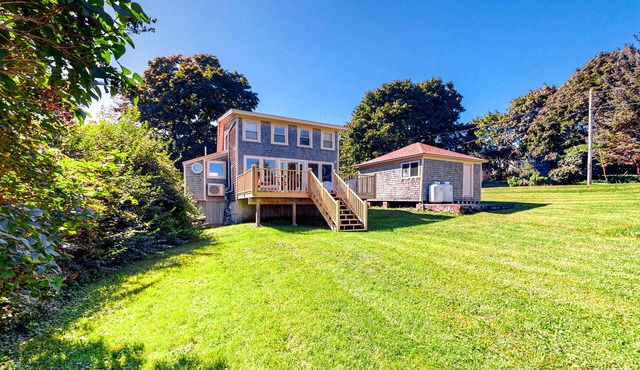 Dog-friendly cottage with amazing bay views & deck - snowbirds welcome