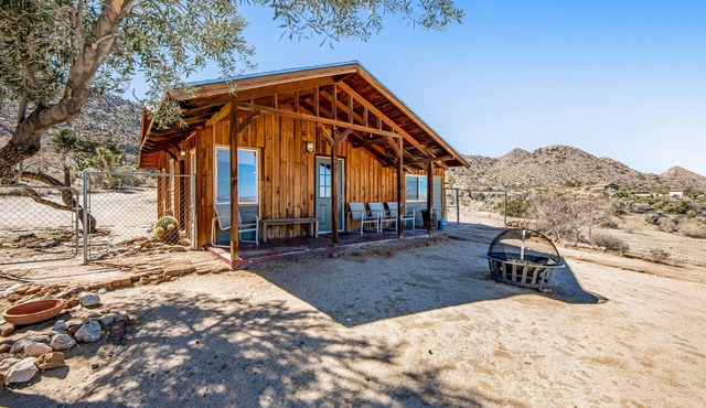 Dog-friendly desert oasis with mountain views, private cowboy pool, WiFi, & AC
