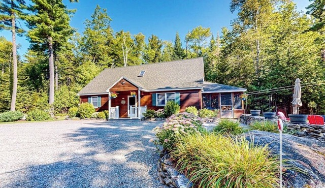 Dog-Friendly, lakefront gem with private dock, deck, horseshoe pit & firepit