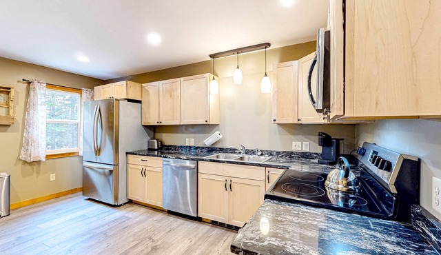 Dog-friendly, newly built apartment near Norway Lake & Sunday River