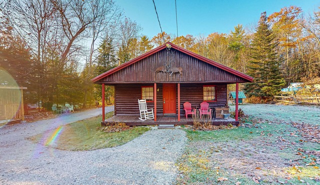 Dog-friendly rustic Maine mountain cottage with private hot tub, firepit & patio