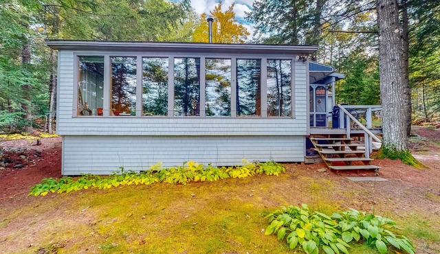 Dog-friendy lakefront cottage w/gas fireplace, firepit, dock, grill, & 3 kayaks