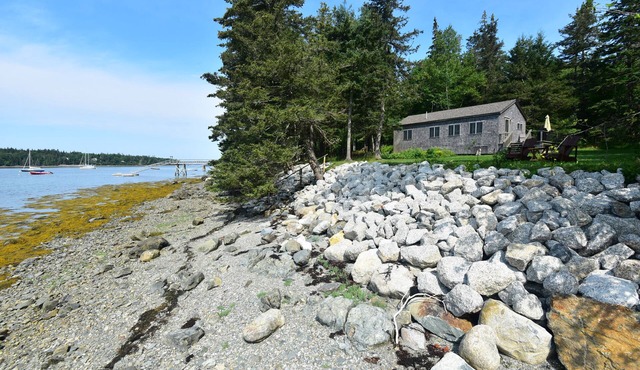 Dow Road Waterfront - Privately situated