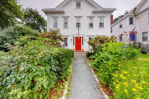 Downtown Getaway w/Full Kitchen & Furnished Porch - Walk to the Beach/Harbor