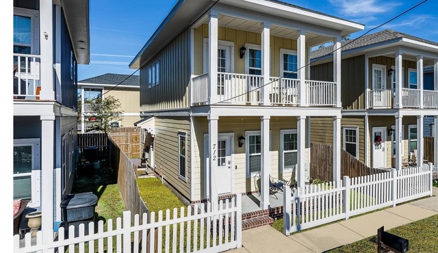 Downtown Getaway With Off Street Parking -Close To All Things Pensacola -Free WiFi