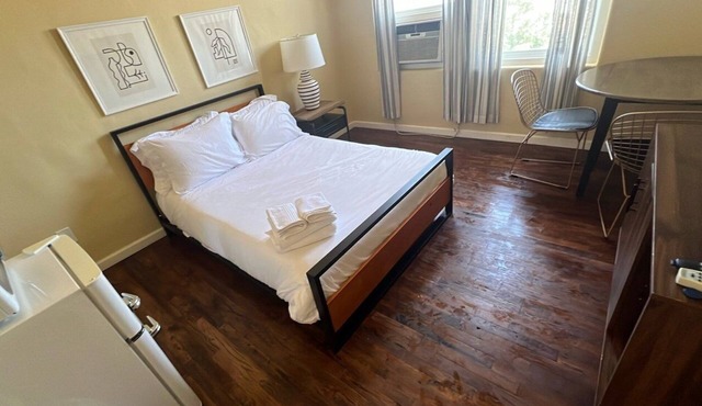 Downtown Vibes: Chic Studio Near DTLA