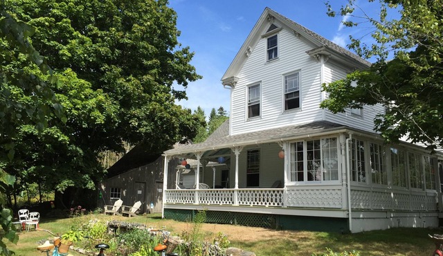 Dreamy vintage farmhouse on Maine Island near Acadia, sleeps 7