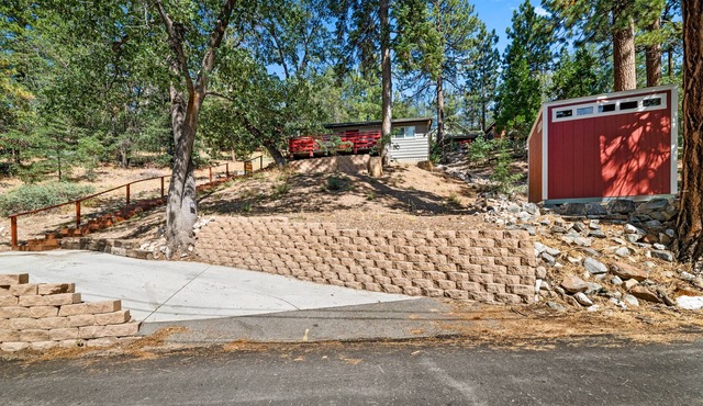 Eagle's Landing - Chill forest vibes close to the hiking trails! Board Games!