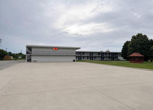 Econo Lodge Calhoun South