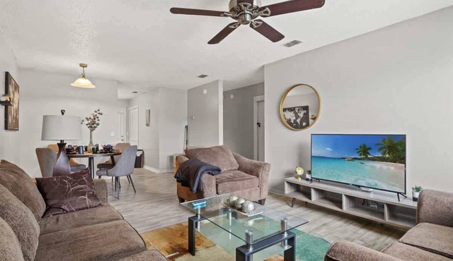 EconoChic Hideaway, 2bd 2ba, Family Friendly, Washer and Dryer