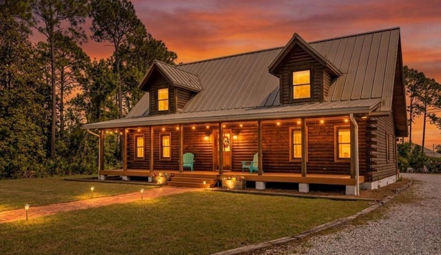 Emerald Coast Cabin Retreat - Great for Families - 1.2miles to Beach!