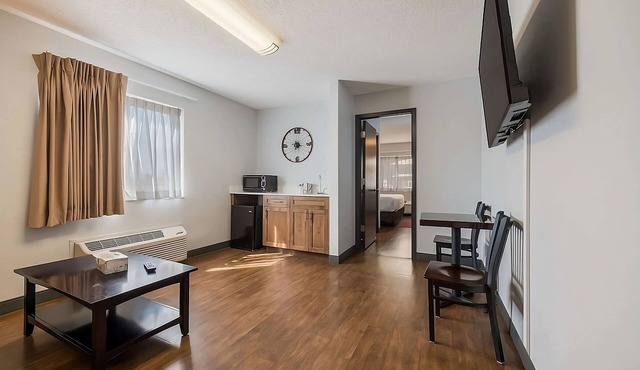 Enjoy Vacation! Indoor Pool, Pets Allowed, Free Parking, Free Breakfast