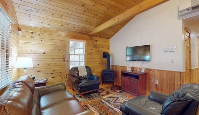 Escape to a dog-friendly cabin w/streaming, kitchen, fireplace & nature nearby