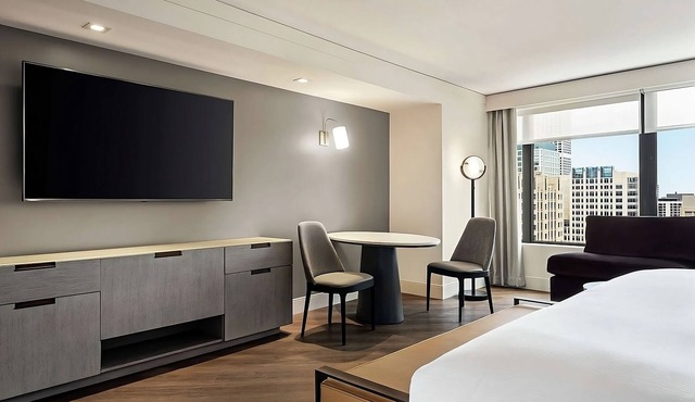 Experience Soothing Moments & Luxury! Parking, Onsite Pool, Close to Navy Pier