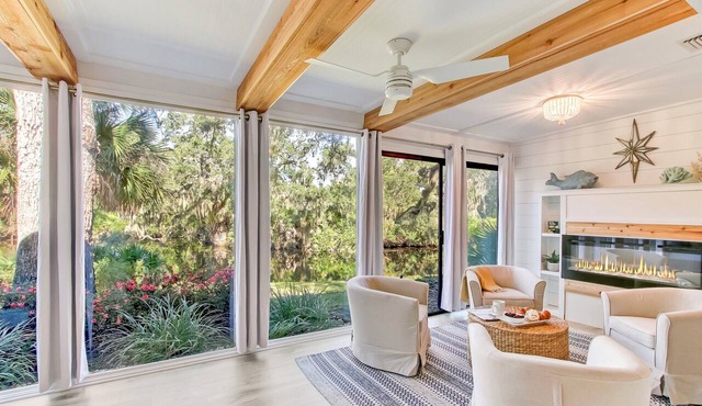 Exquisite Lagoon Villa Only 8-Minute Walk To Beach!