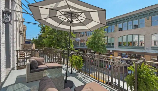 Fabu Posh B ~ Luxe Historic Palafox Balcony 1 BR