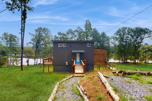 Family Fun! Riverside Home w/Fire Pit
