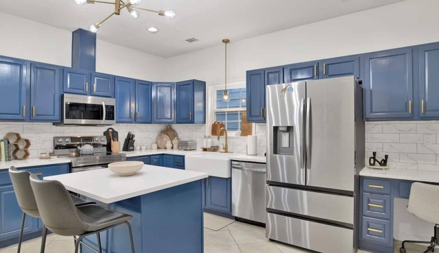 Family/Pet Friendly-Near Downtown-15 Min to Beach