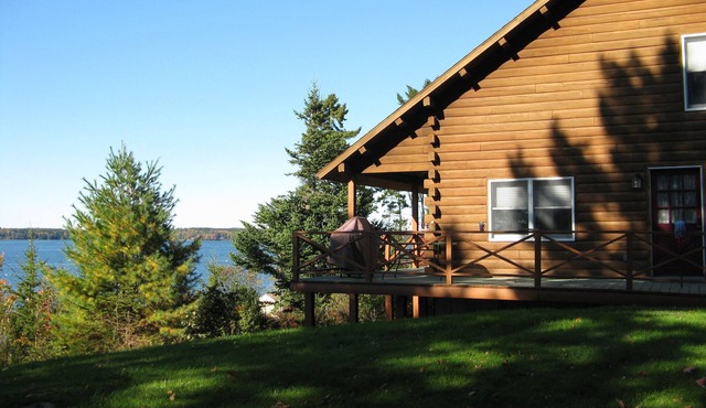 Family & Pet Friendly Log House On Casco Bay