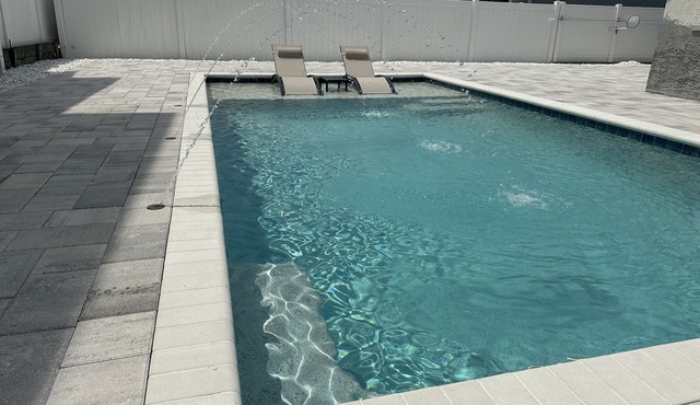 Family Ready: POOL :3BR/2BA Beach Cottage: Less than a block from Beach: WIFI