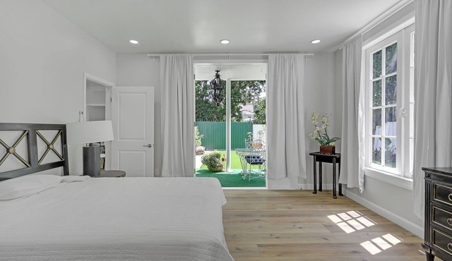 Fantastic Beverly Hills Guesthouse with Yard