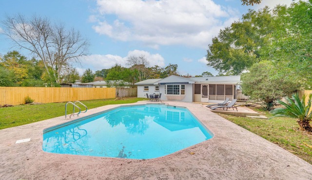 Foosball Games & Al Fresco Dining: Pensacola Home!