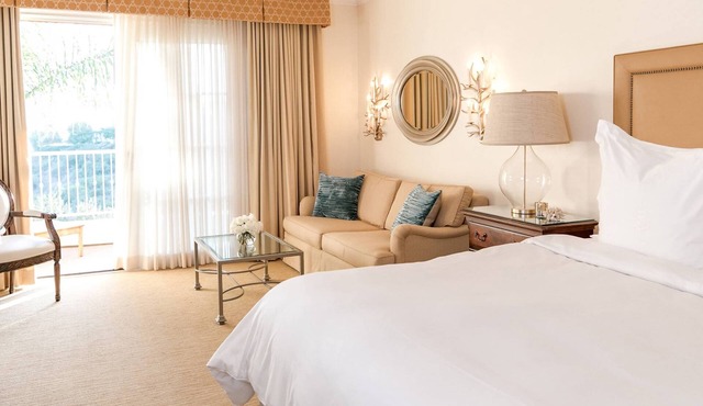 Four Seasons Luxury Villa for 8, minutes from the beach! Onsite Golf and Spa!
