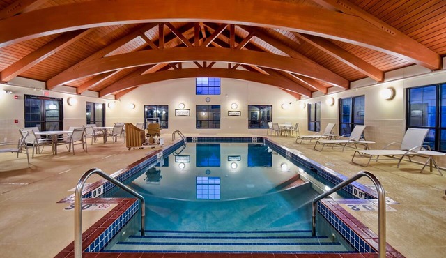 Free Breakfast. Pool & Hot Tub. Near East Towne Mall!
