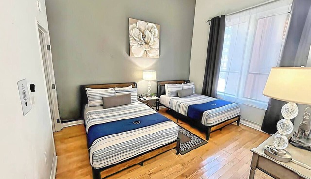 Free parking + walk to the Convention Center. Professionally managed downtown suite in the heart of Gaslamp.