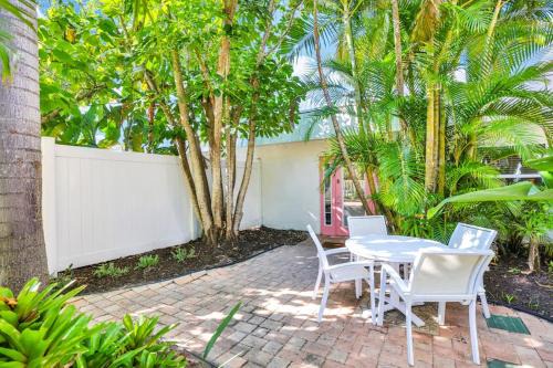 Freshly Remodeled Island Suite w Pool & Pet Friendly