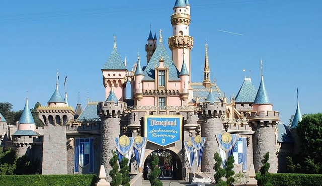 Full Kitchen Suite & Short Drive to Disneyland resort | Pets are Welcome!