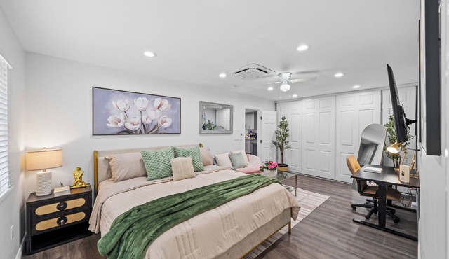 Gated Yard, King Bed, Prime Location, 3-Bed 3-Bath
