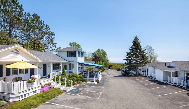 Glen Cove Inn & Suites